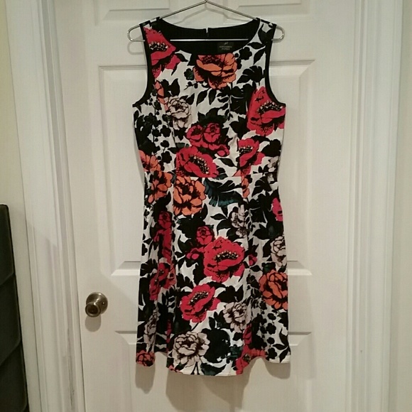Adrianna Papell Dresses & Skirts - Floral Spring Dress